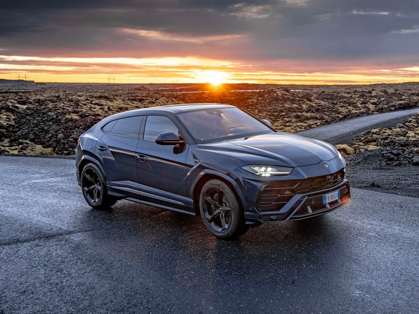 Внедорожник Lamborghini Urus в лучах заката