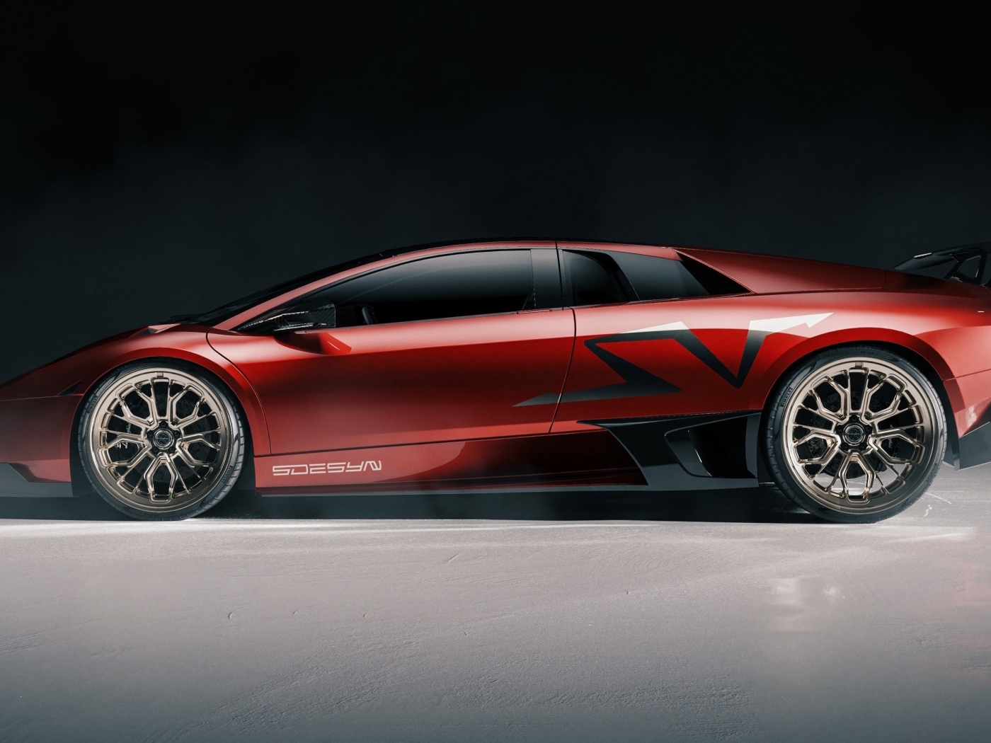 Вид сбоку на красный автомобиль Lamborghini Murcielago