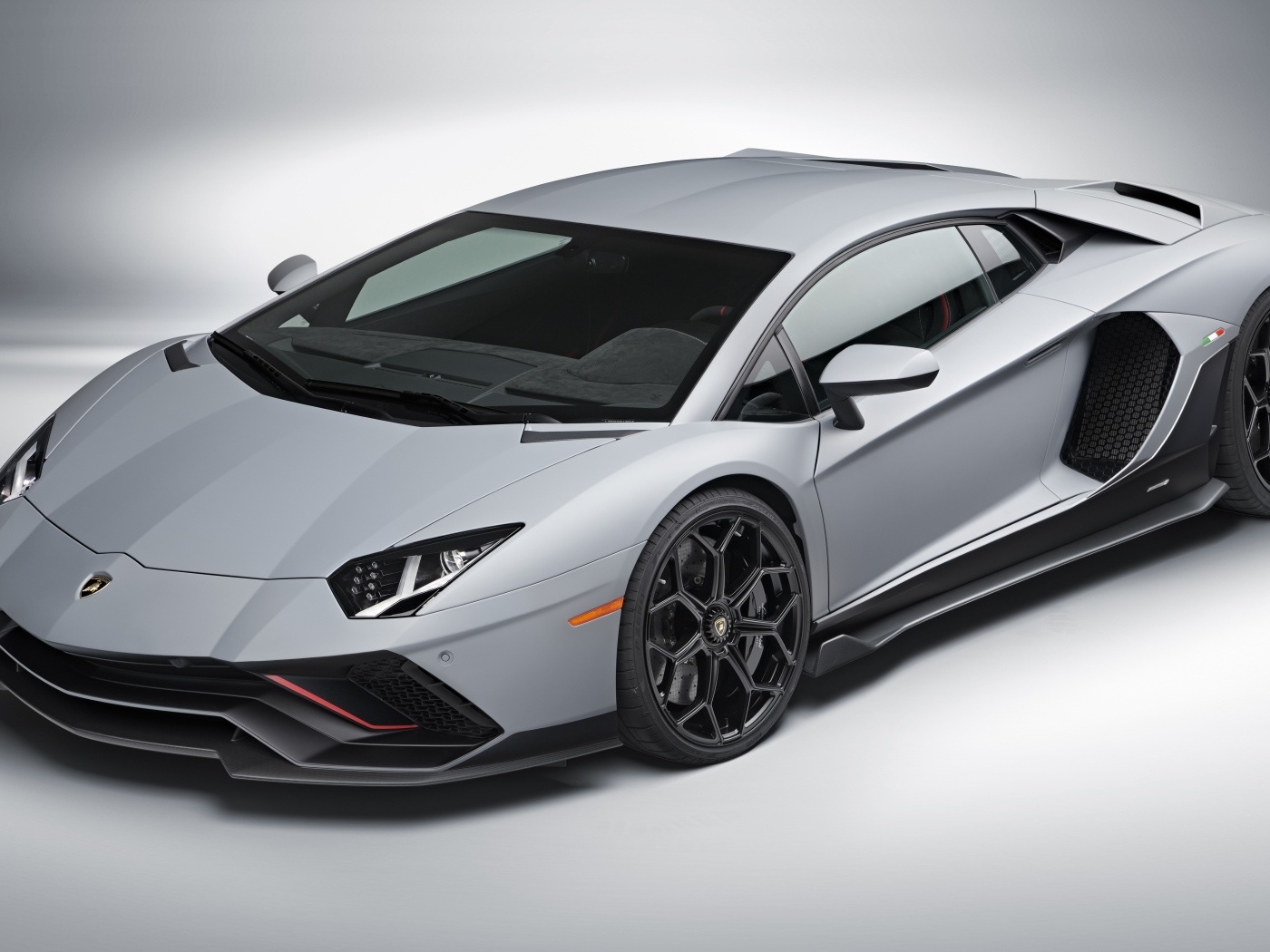 Серебристый автомобиль Lamborghini Aventador LP 780-4 Ultimae 2023