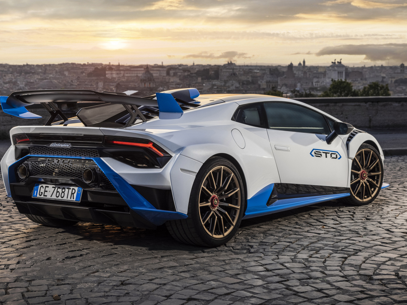 Спортивный Lamborghini Huracán STO на фоне заката 