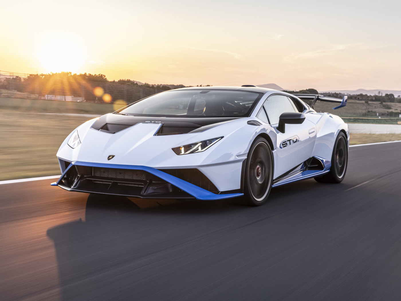 Белый Lamborghini Huracán STO 2022 года 