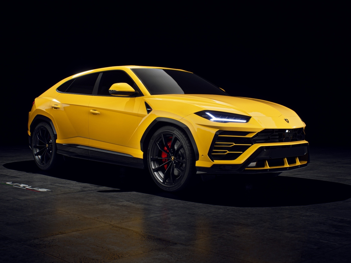 Желтый автомобиль Lamborghini Urus