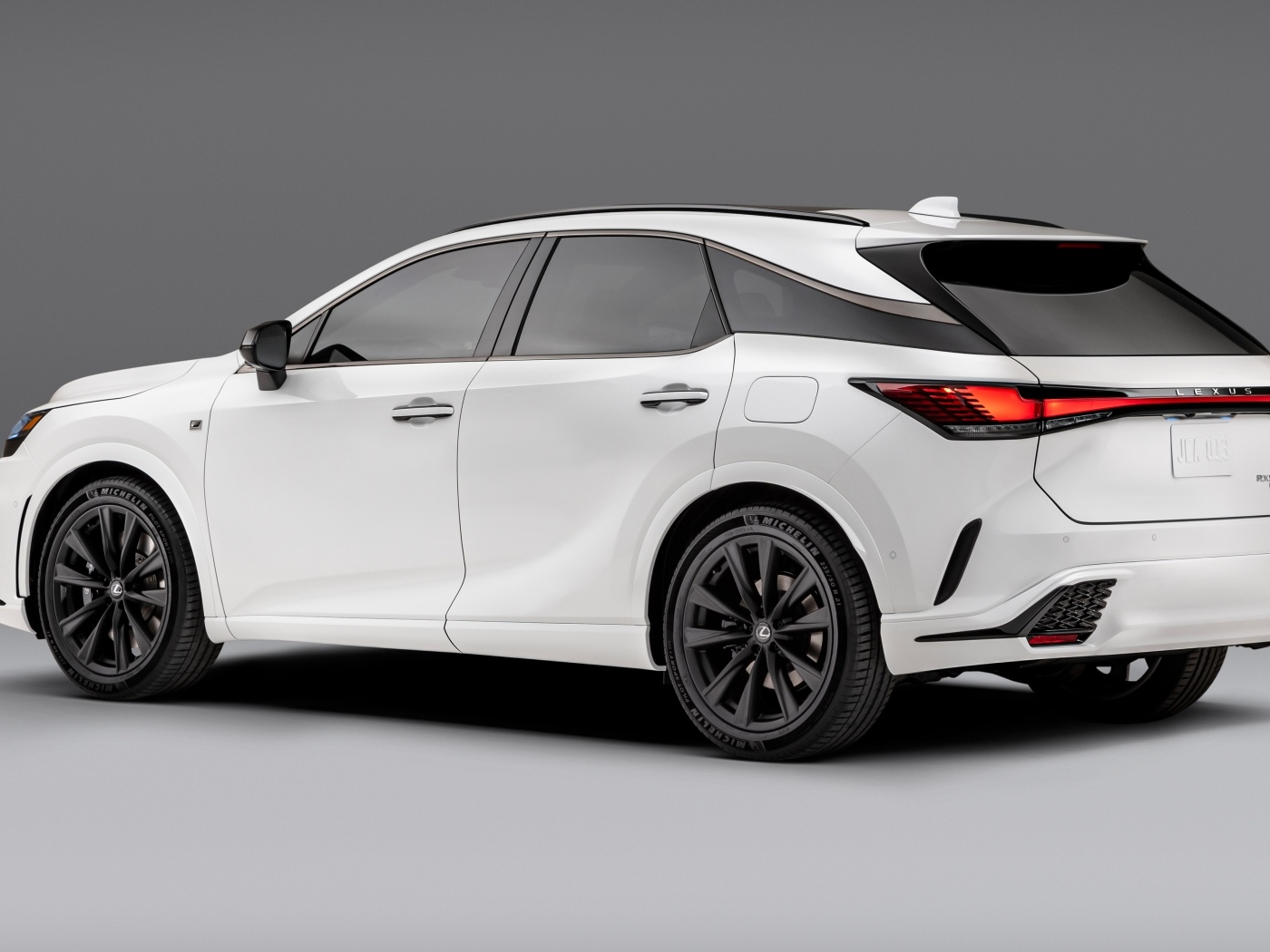 Белый внедорожник Lexus RX 500h F SPORT вид сзади