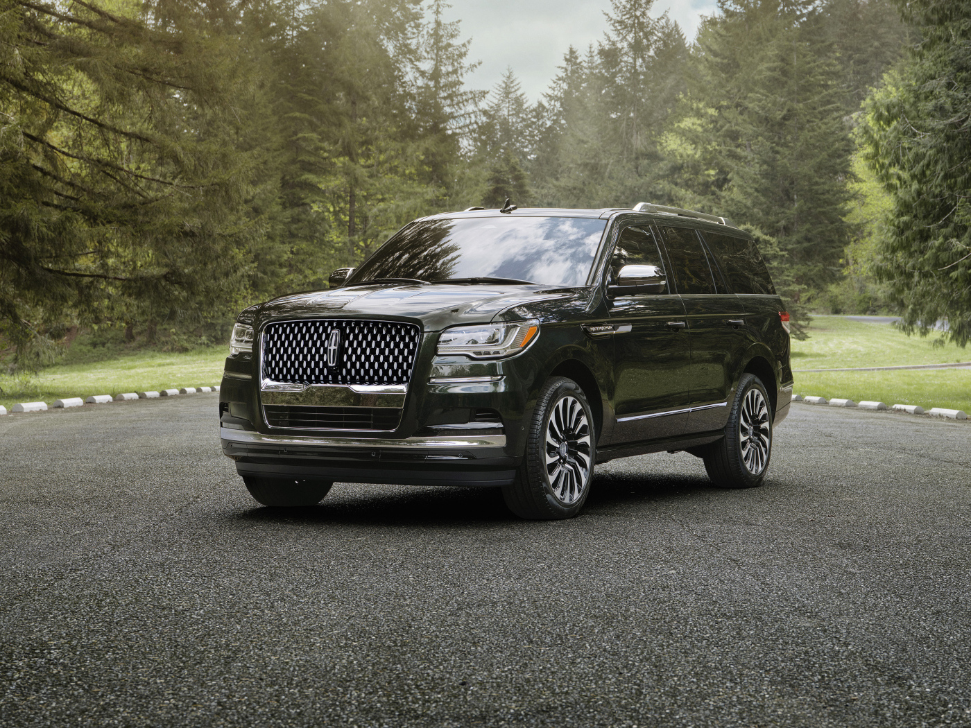 Черный дорогой внедорожник Lincoln Navigator, 2022 года