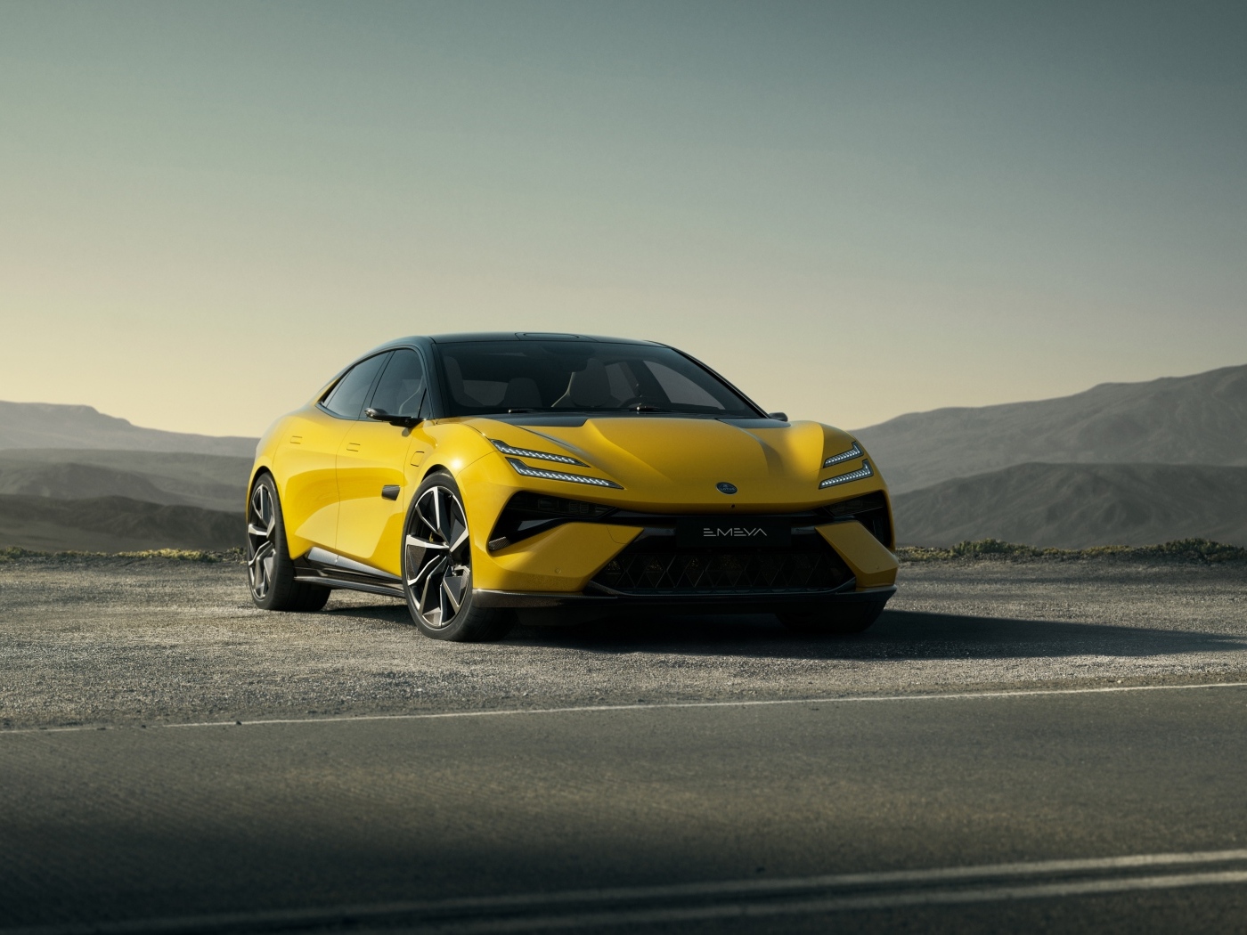 Автомобиль Lotus Emeya 2024 года на фоне неба