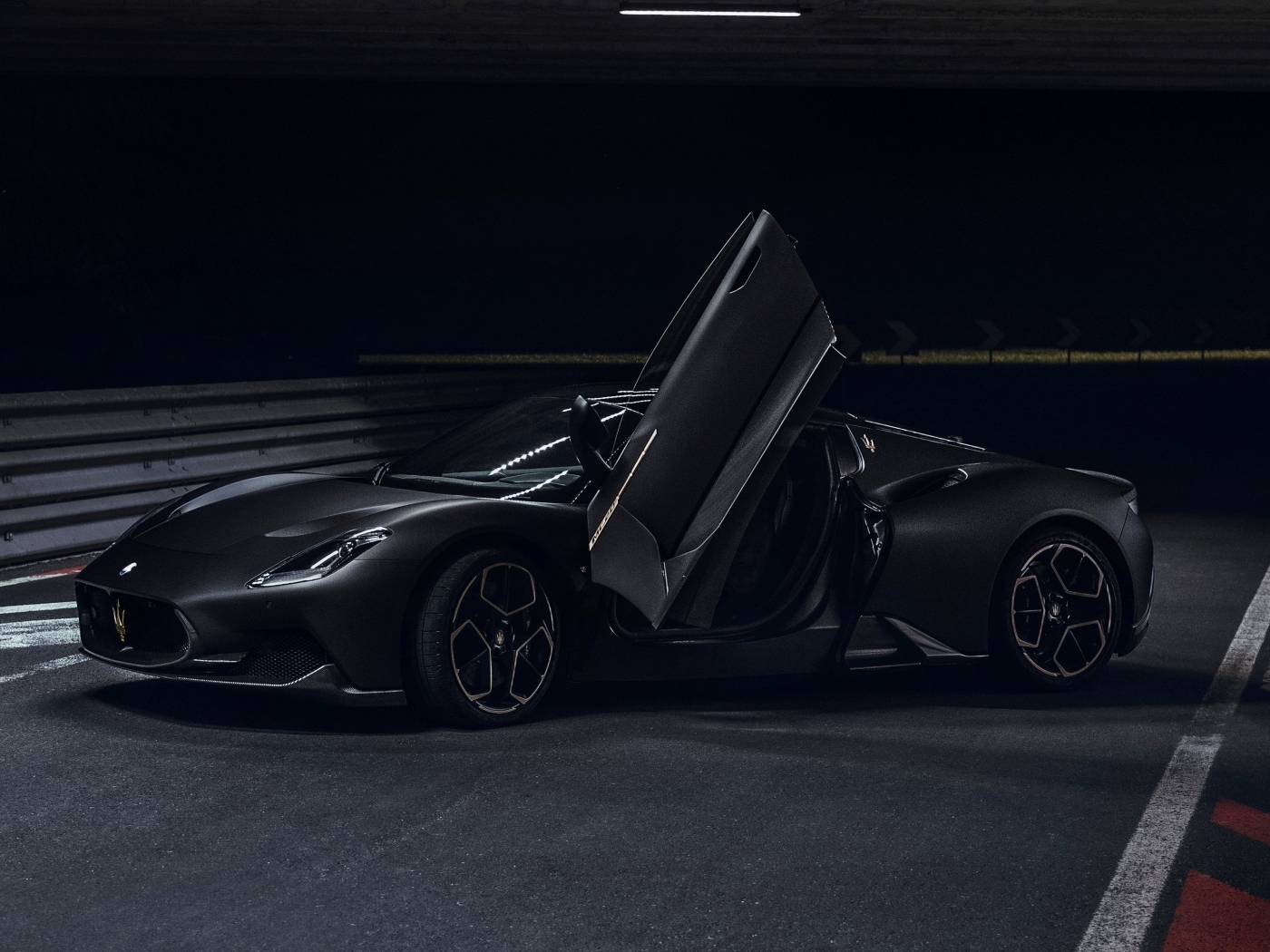 Черный автомобиль Maserati MC20  с открытыми дверями