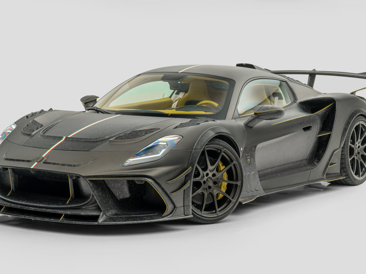 Автомобиль Mansory Maserati MC20 Coupé  на сером фоне