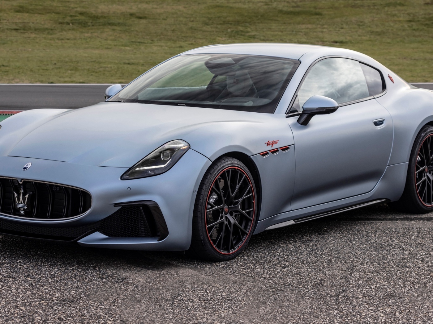 Серебристый автомобиль Maserati GranTurismo Trofeo PrimaSerie 2023 года