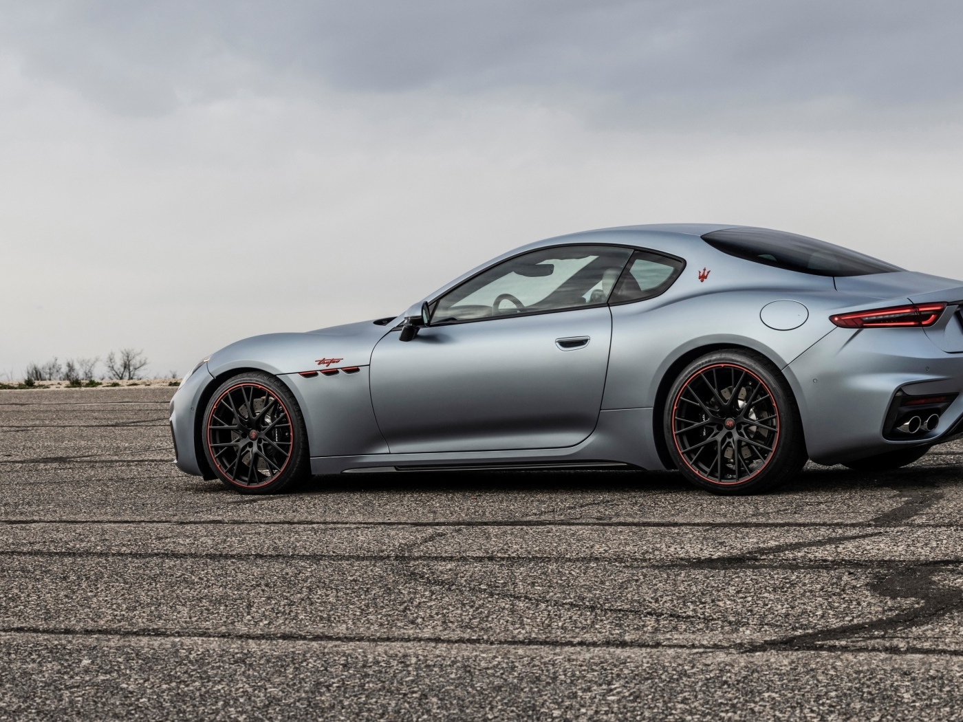 Серебристый Maserati GranTurismo Trofeo PrimaSerie 2023 года вид сбоку