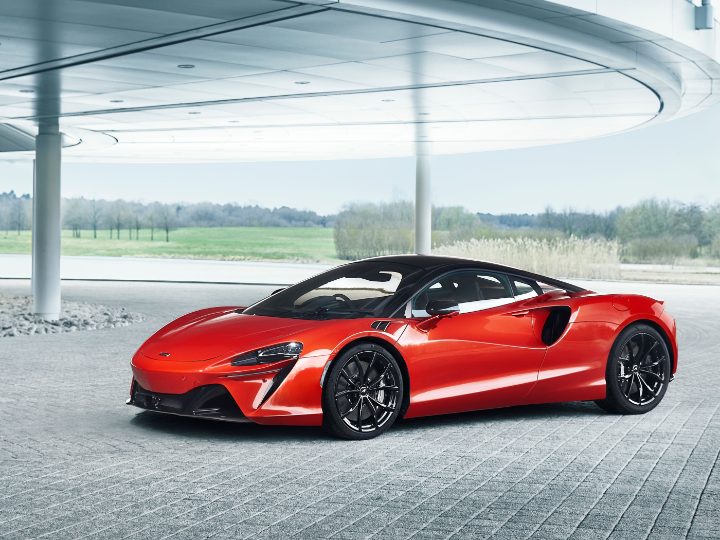 Спортивный красный автомобиль McLaren Artura 2023 года