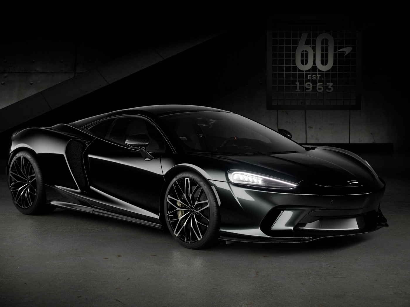 Черный автомобиль McLaren GT 60th