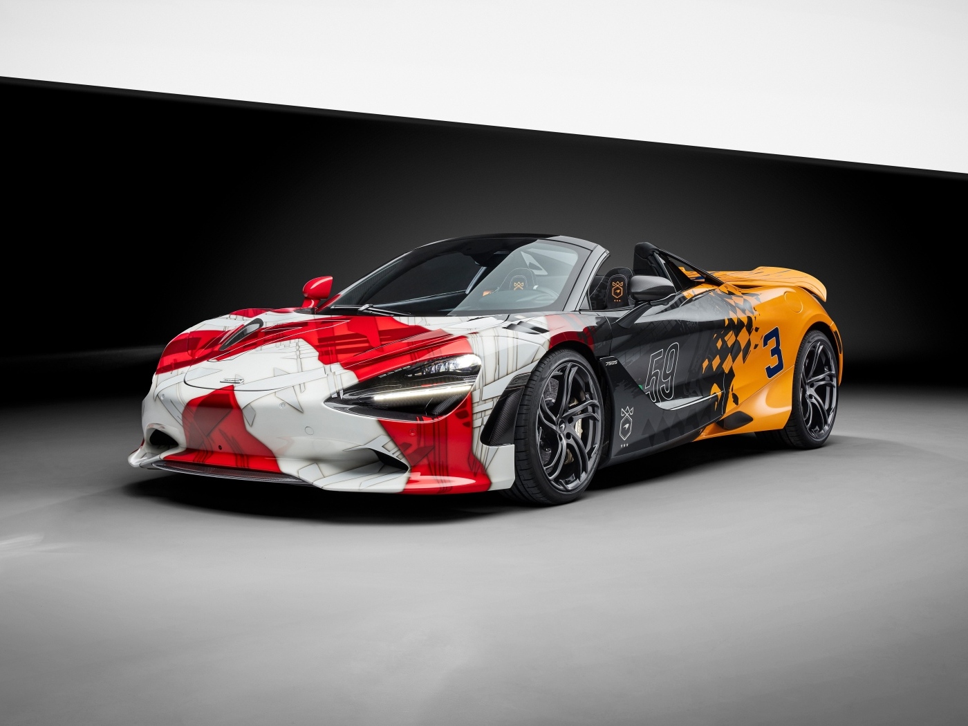 Яркий автомобиль McLaren 750S в здании