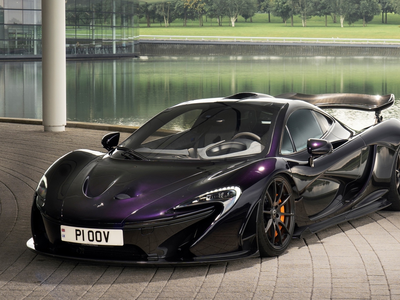 Быстрый автомобиль McLaren P1 у воды
