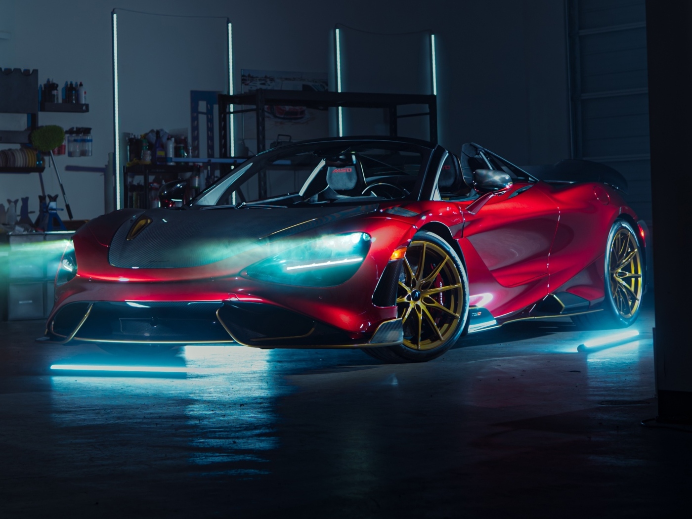 Спорткар McLaren 765LT Spider с включенными фарами