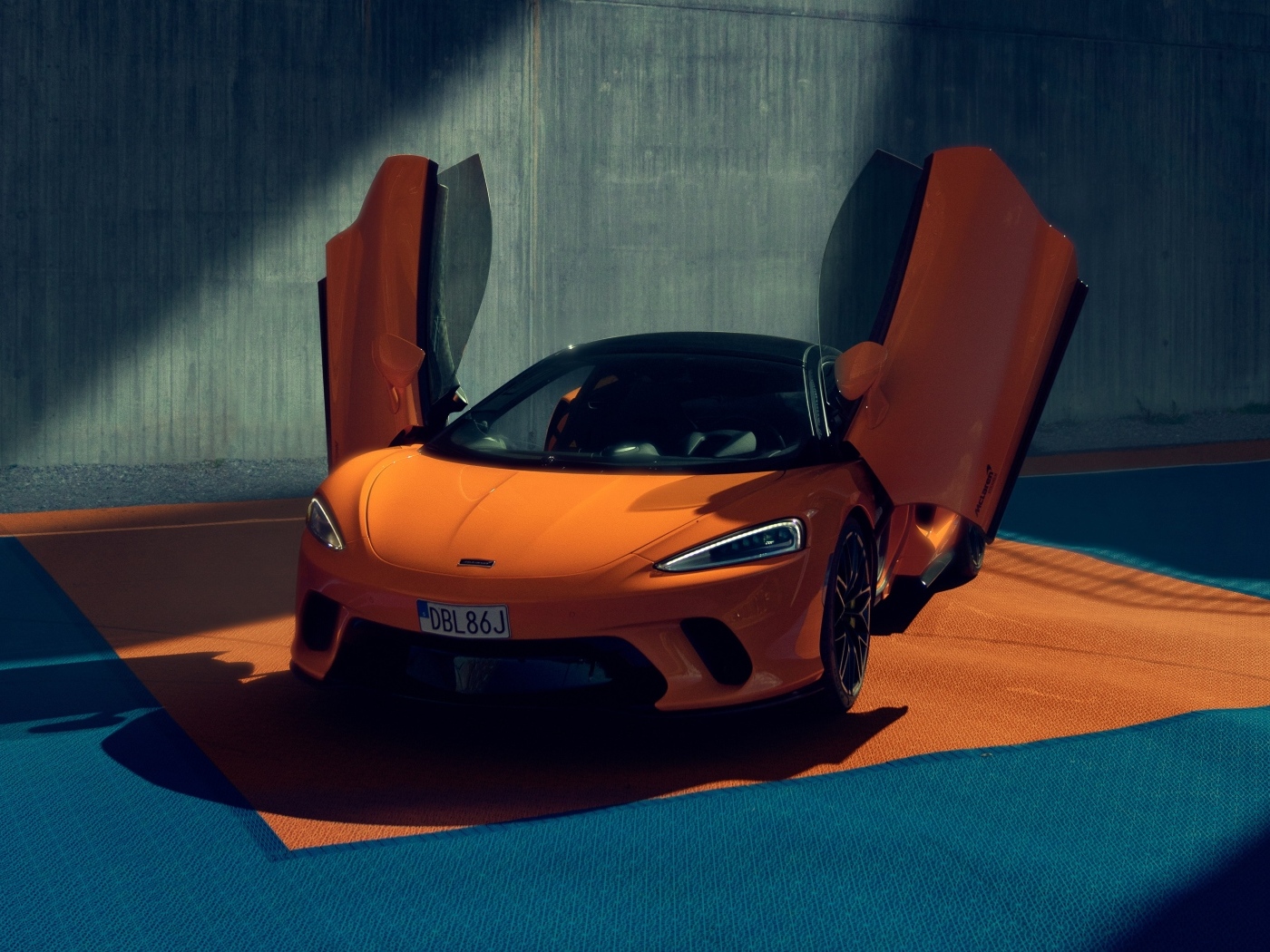 Спорткар McLaren GT с открытыми дверями