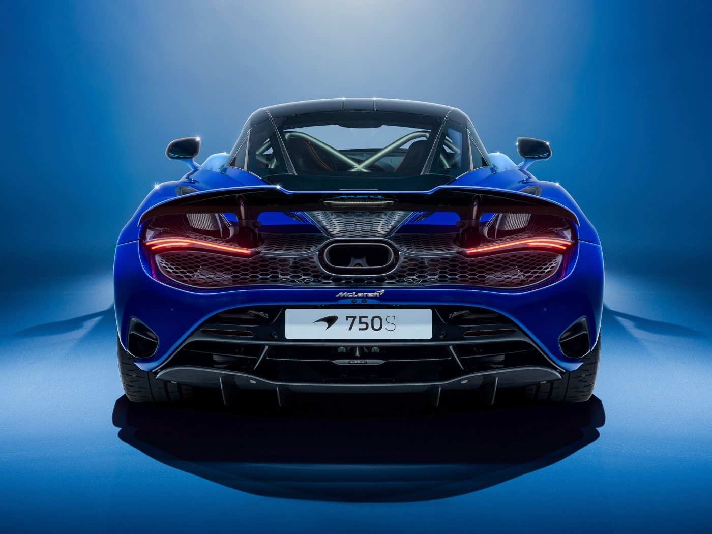 Вид сзади на синий автомобиль McLaren MSO 750S