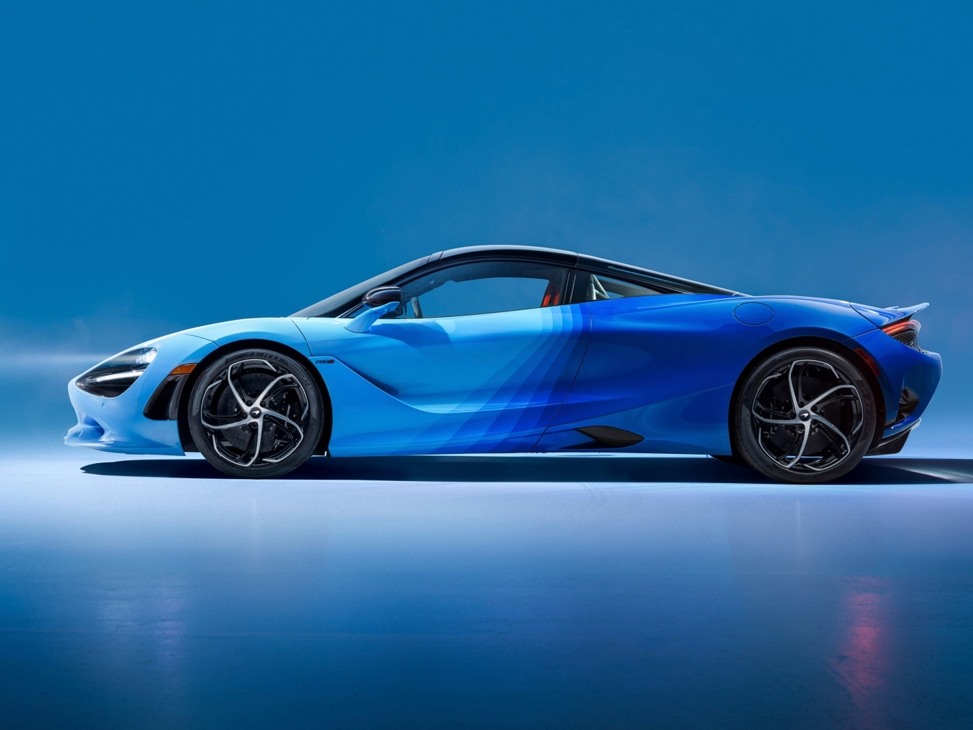 Вид сбоку на синий автомобиль McLaren MSO 750S