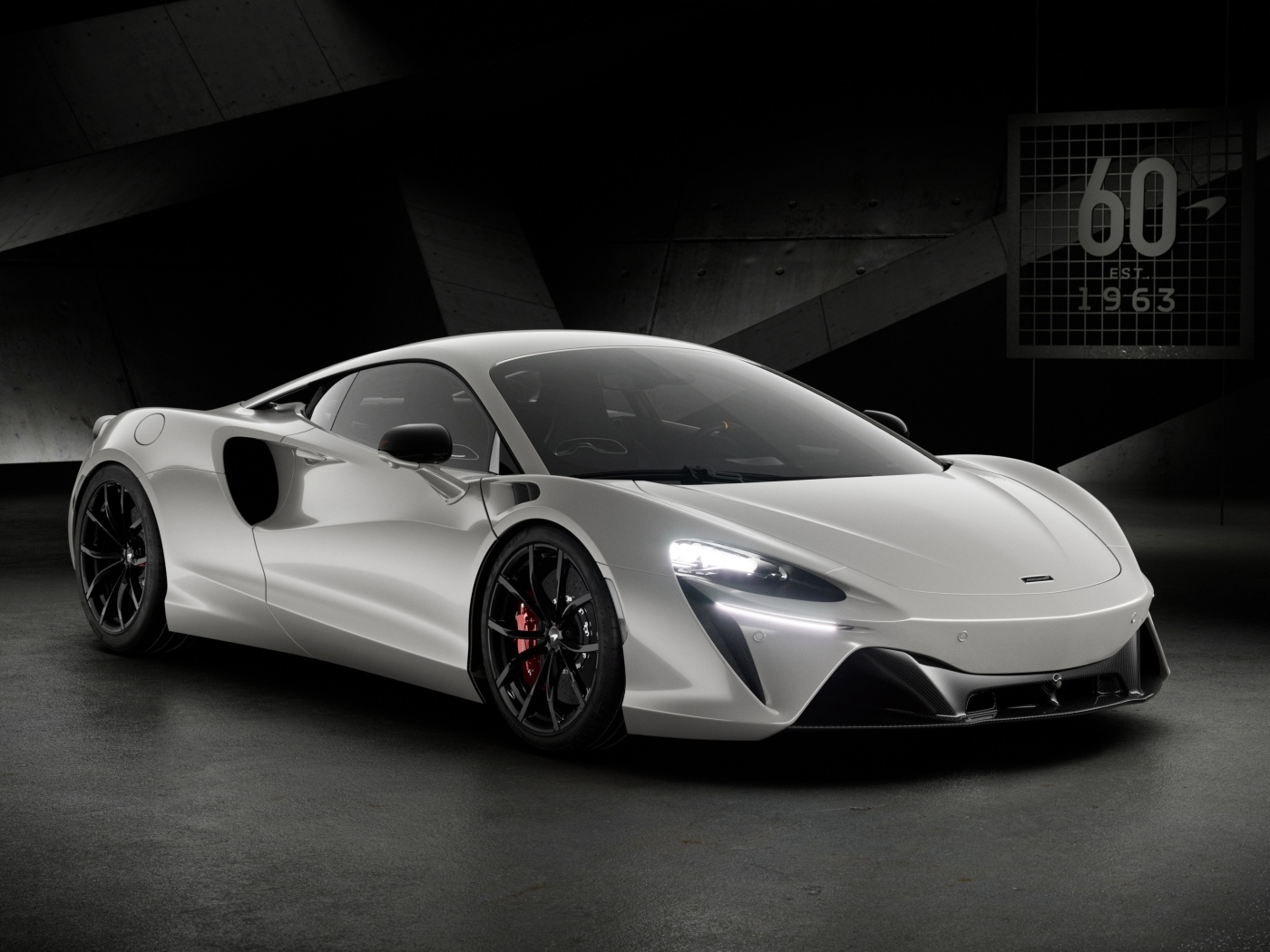 Серебристый автомобиль McLaren Artura 60th Anniversary Edition