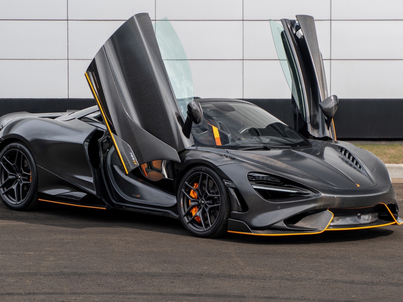 Спортивный TopCar McLaren 765LT Spider Carbon Edition 2023 года с открытыми дверями