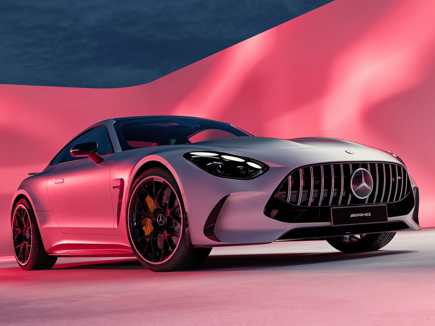 Автомобиль Mercedes AMG GT 2024 года на розовом фоне