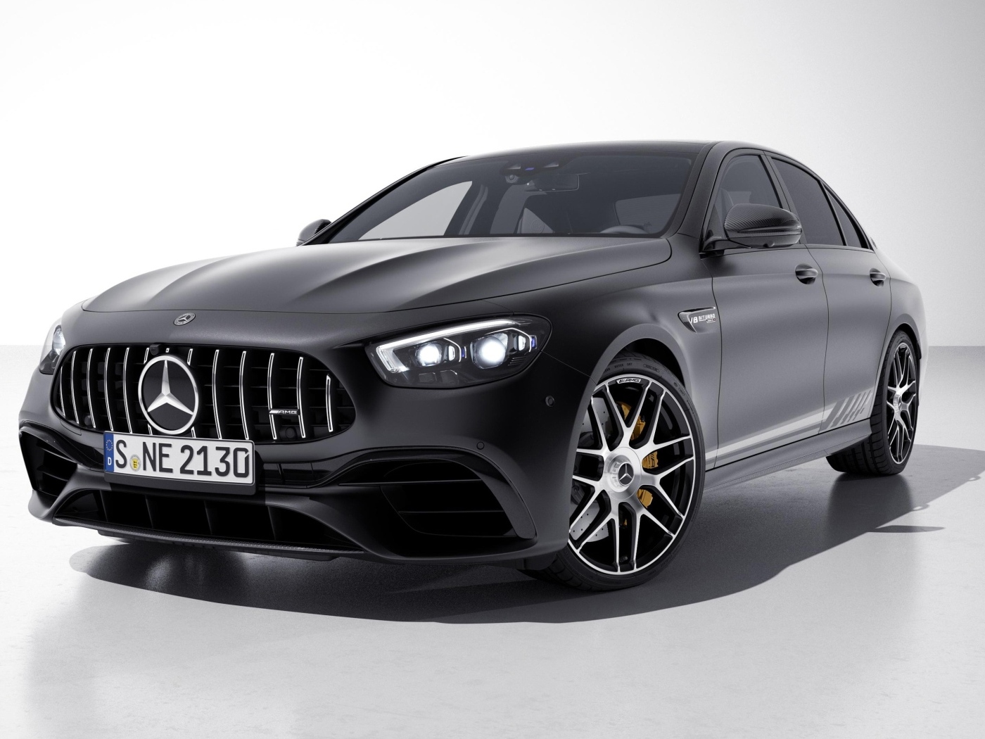 Черный автомобиль Mercedes-AMG E 63 S 4MATIC+