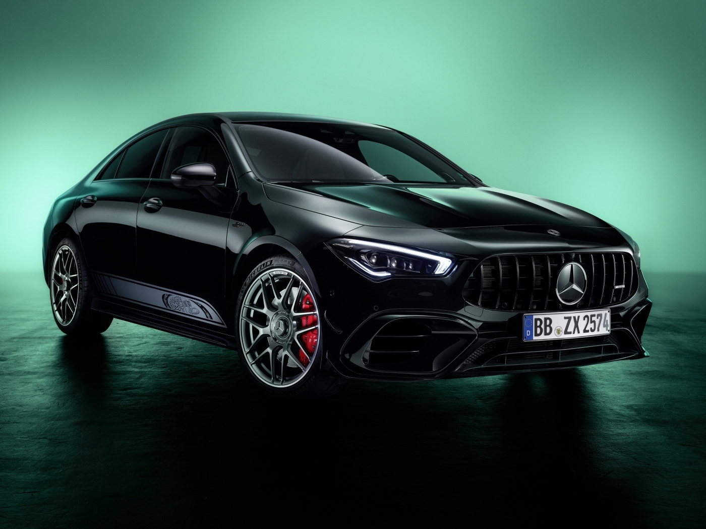 Черный автомобиль Mercedes-AMG CLA 45 S 4MATIC+ на зеленом фоне