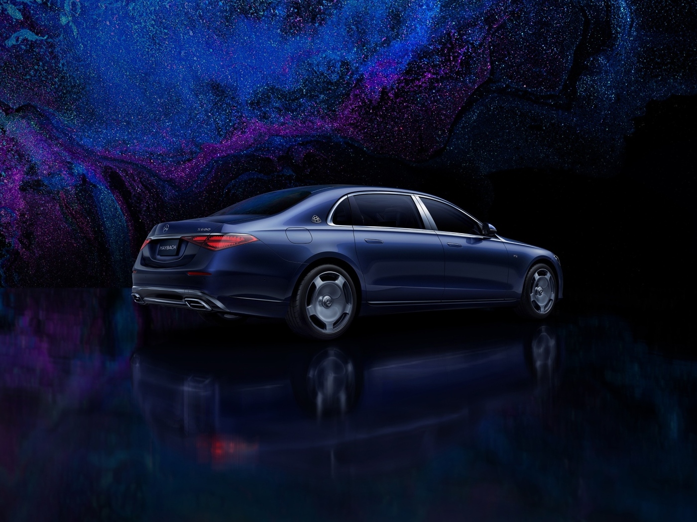 Синий автомобиль Mercedes MAYBACH S 680 4MATIC