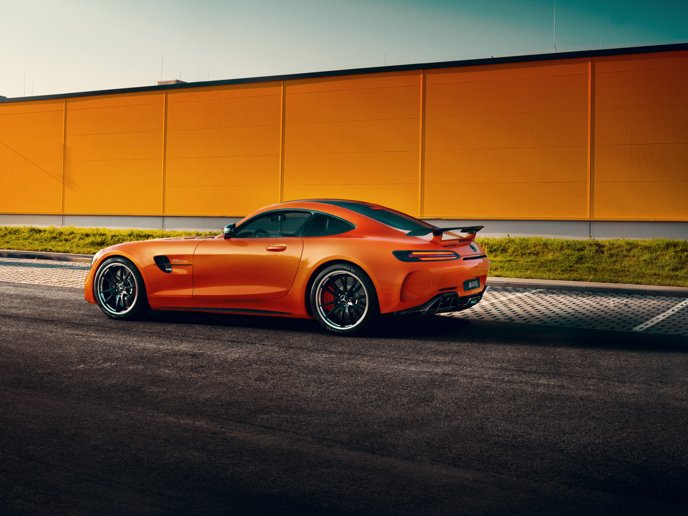 Автомобиль Mercedes-Benz AMG GT R у здания