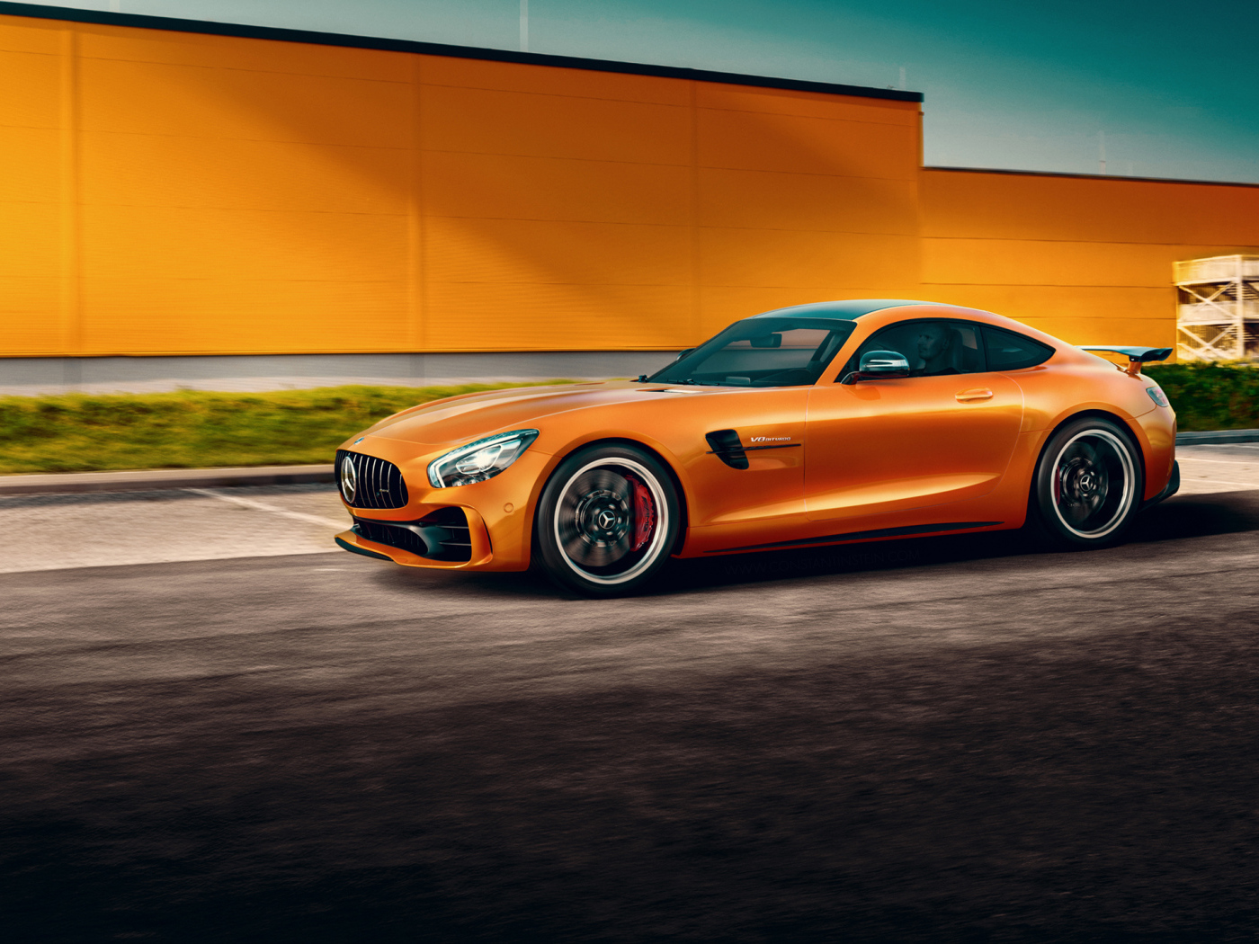 Оранжевый автомобиль Mercedes-Benz AMG GT R