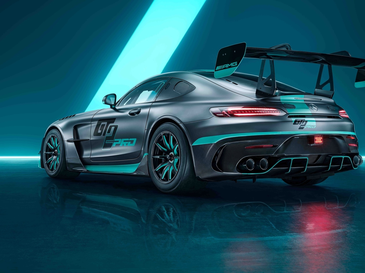 Вид сзади на гоночный автомобиль Mercedes-AMG GT2 PRO 2023 года