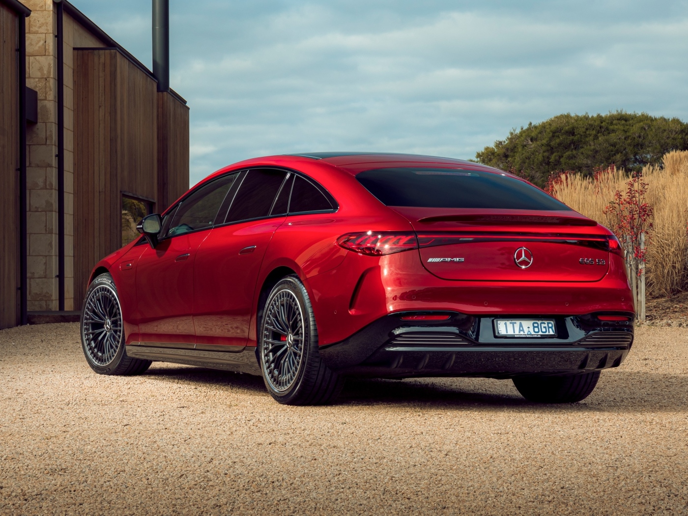 Красный автомобиль Mercedes-AMG EQS 53 4MATIC+