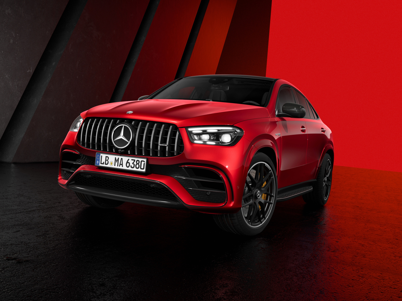 Красный автомобиль Mercedes-AMG GLE 63 S 4MATIC