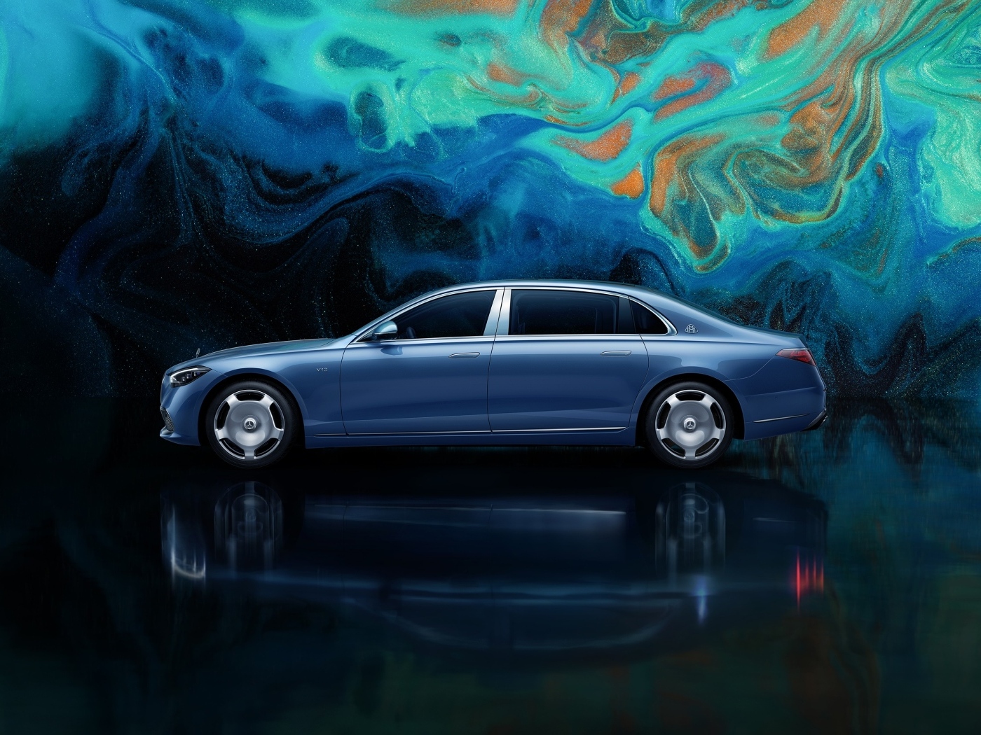 Вид сбоку на автомобиль Mercedes MAYBACH S