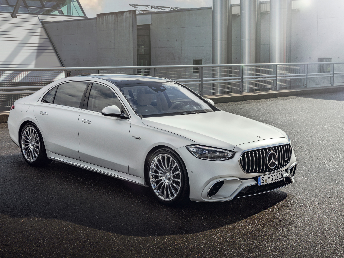 Стильный белый автомобиль Mercedes-AMG S 63 E Performance 2023 года