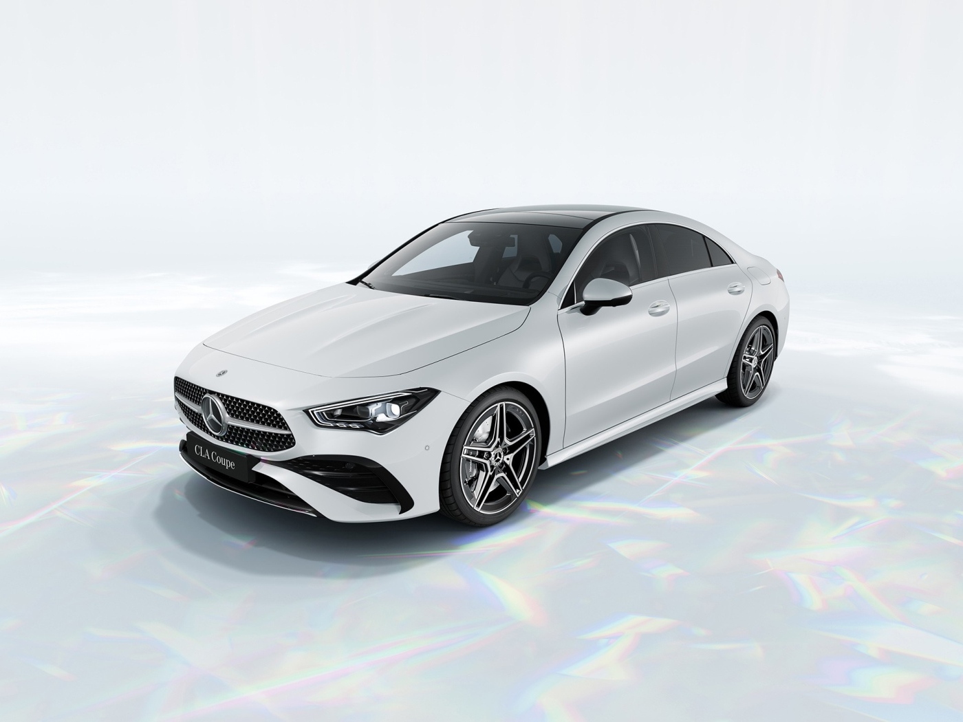 Белый автомобиль Mercedes-Benz CLA 260 4MATIC AMG Line