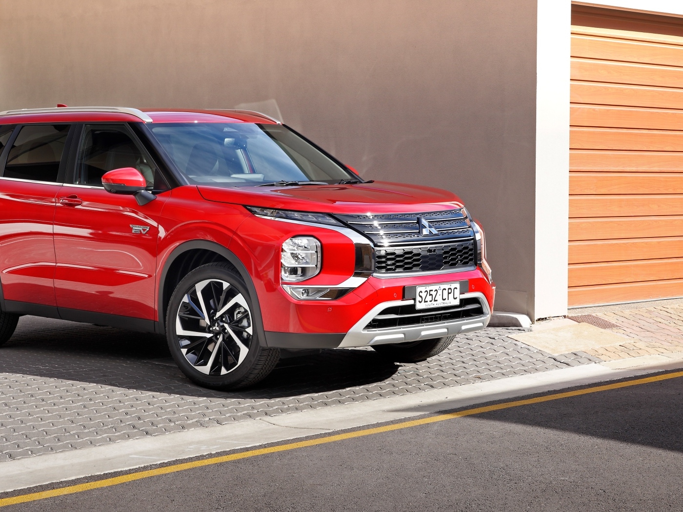 Красный внедорожник Mitsubishi Outlander PHEV Aspire