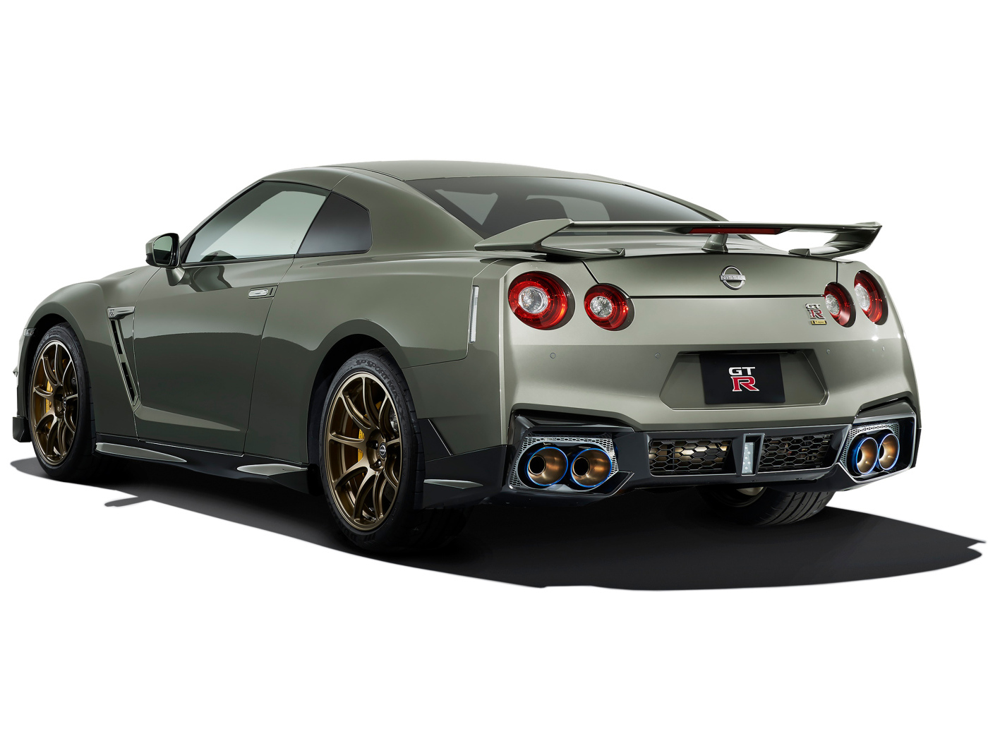 Автомобиль Nissan GT-R Premium Edition T-Spec 2023  года на белом фоне