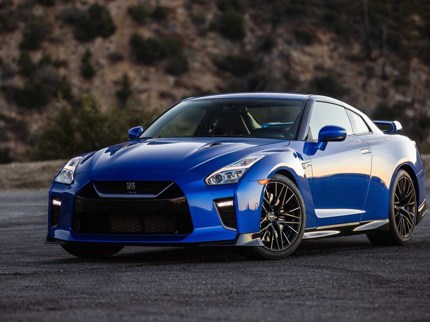 Синий автомобиль Nissan GT-R Premium