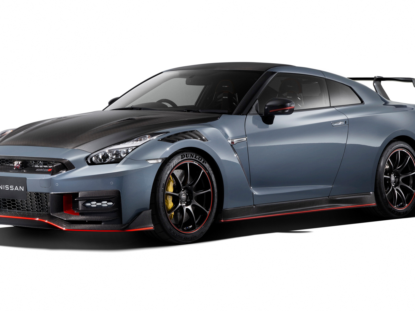 Автомобиль Nissan GT-R Nismo Special Edition 2023 на белом фоне