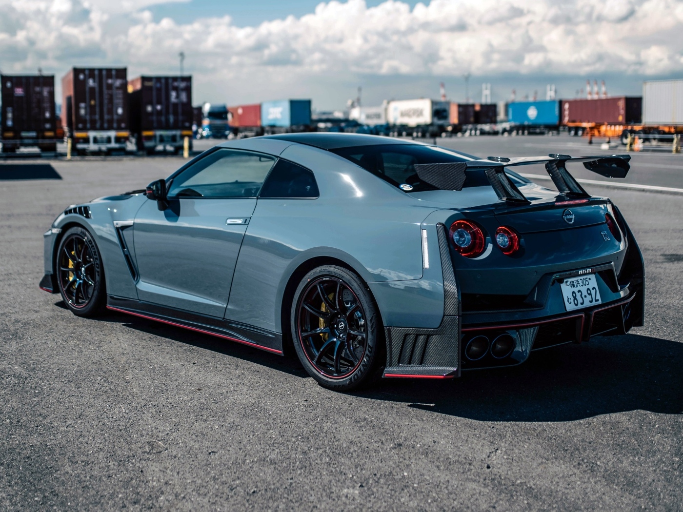 Автомобиль Nissan GT-R Nismo Special Edition вид сзади