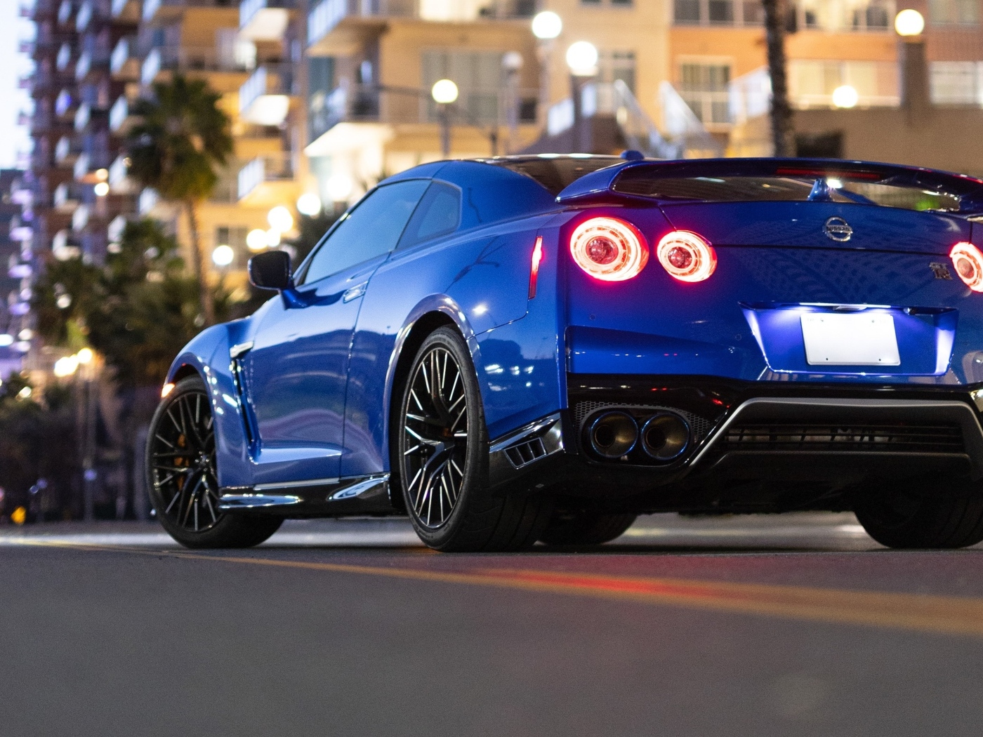 Вид сзади на автомобиль Nissan GT-R Premium