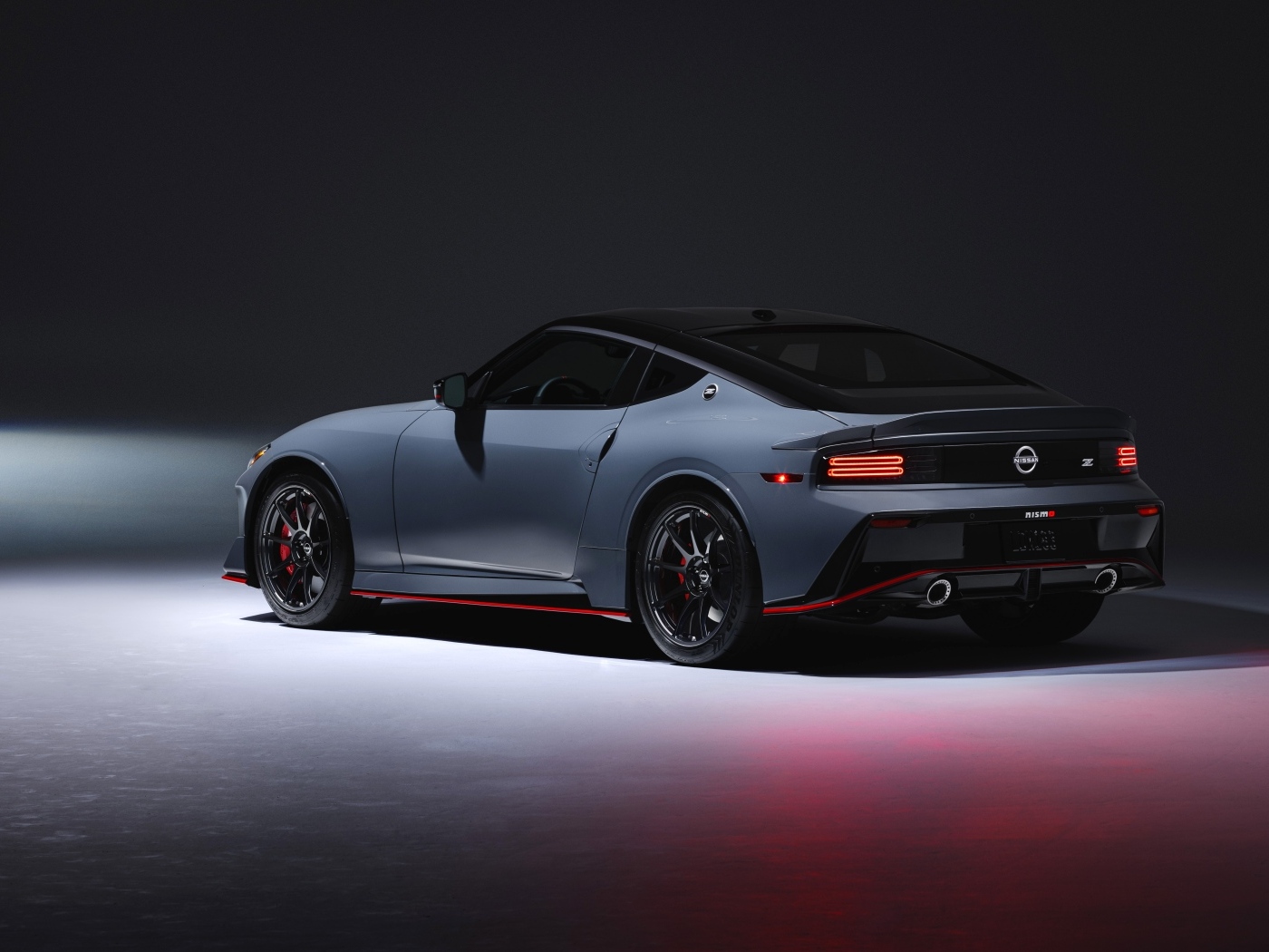 Вид сзади на автомобиль Nissan Z Nismo 2024 года