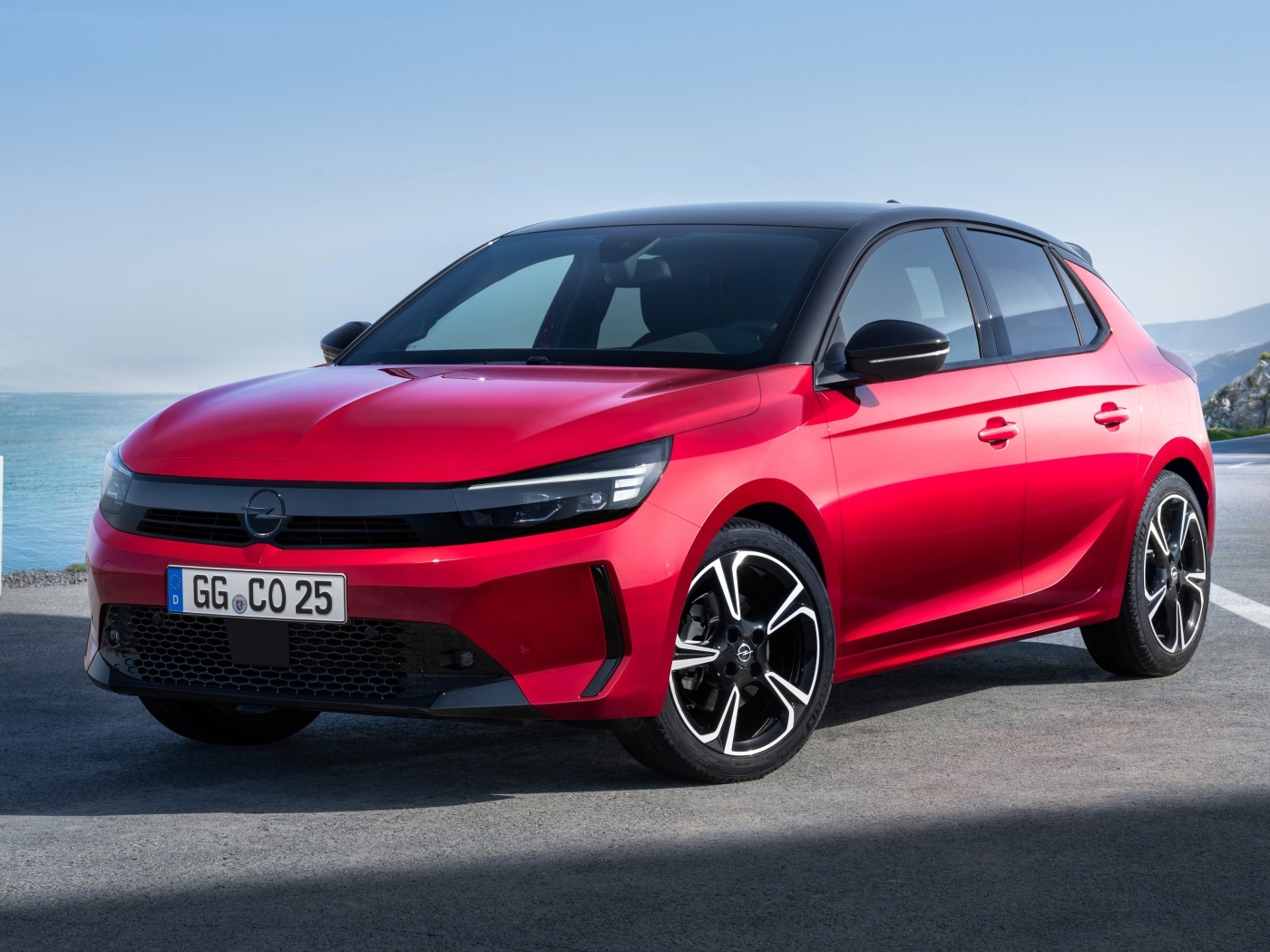 Красный автомобиль Opel Corsa 2023 года