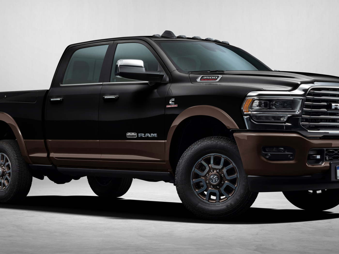 Большой черный пикап Ram 3500 Yellowstone Edition Crew Cab 2022