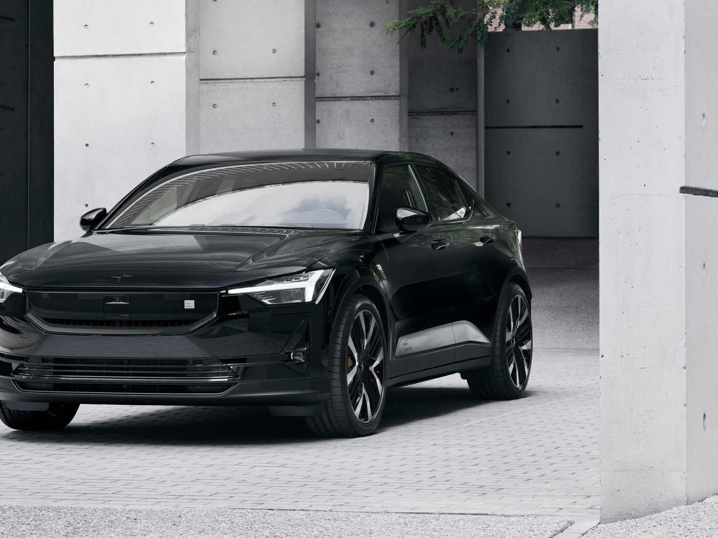 Автомобиль Polestar 2 2023  года черного цвета