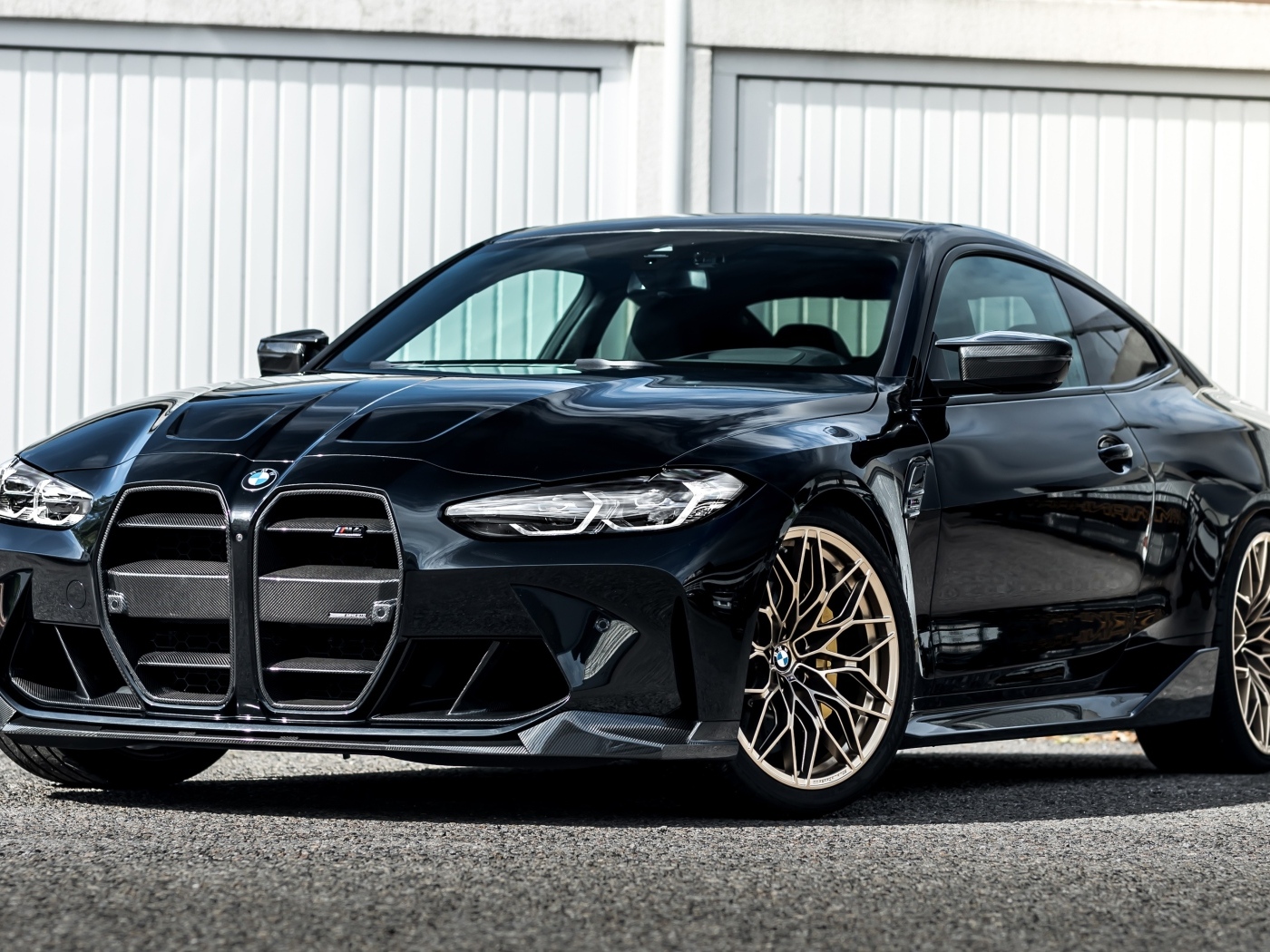 Черный автомобиль Manhart MH4 600