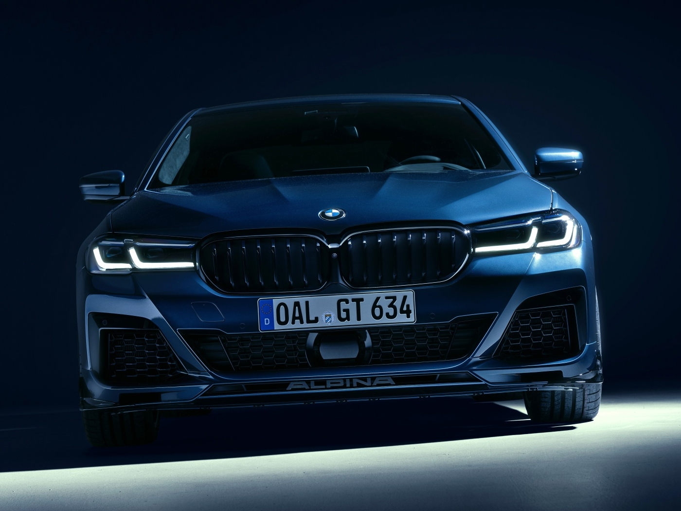 Синий автомобиль Alpina B5 GT 2023 вид спереди