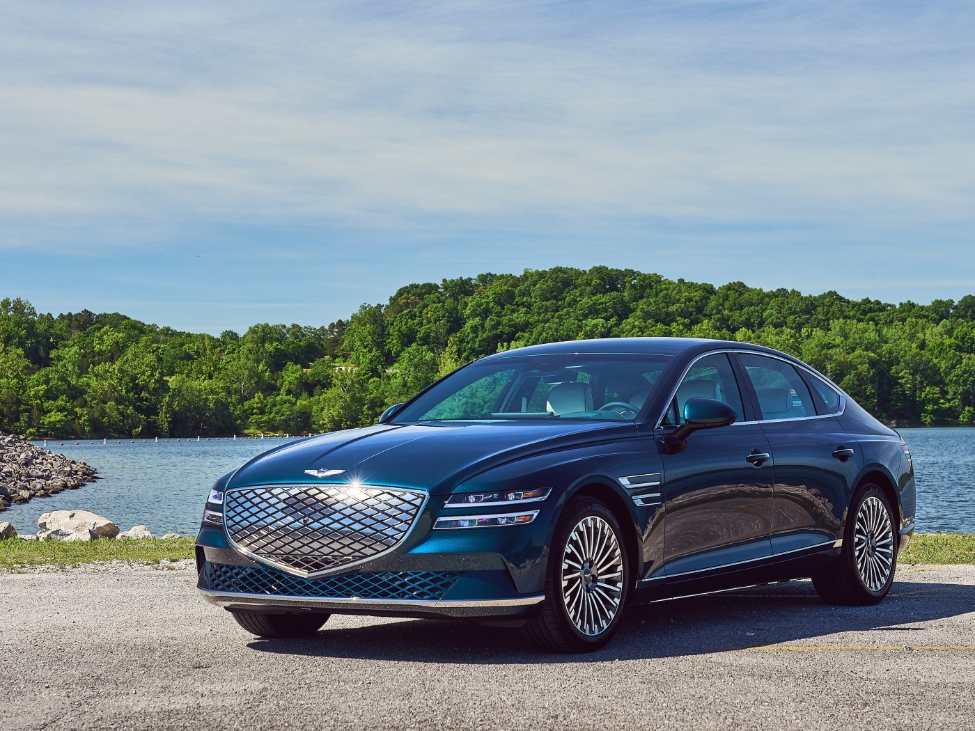 Синий автомобиль Genesis Electrified G80, 2023 года у воды