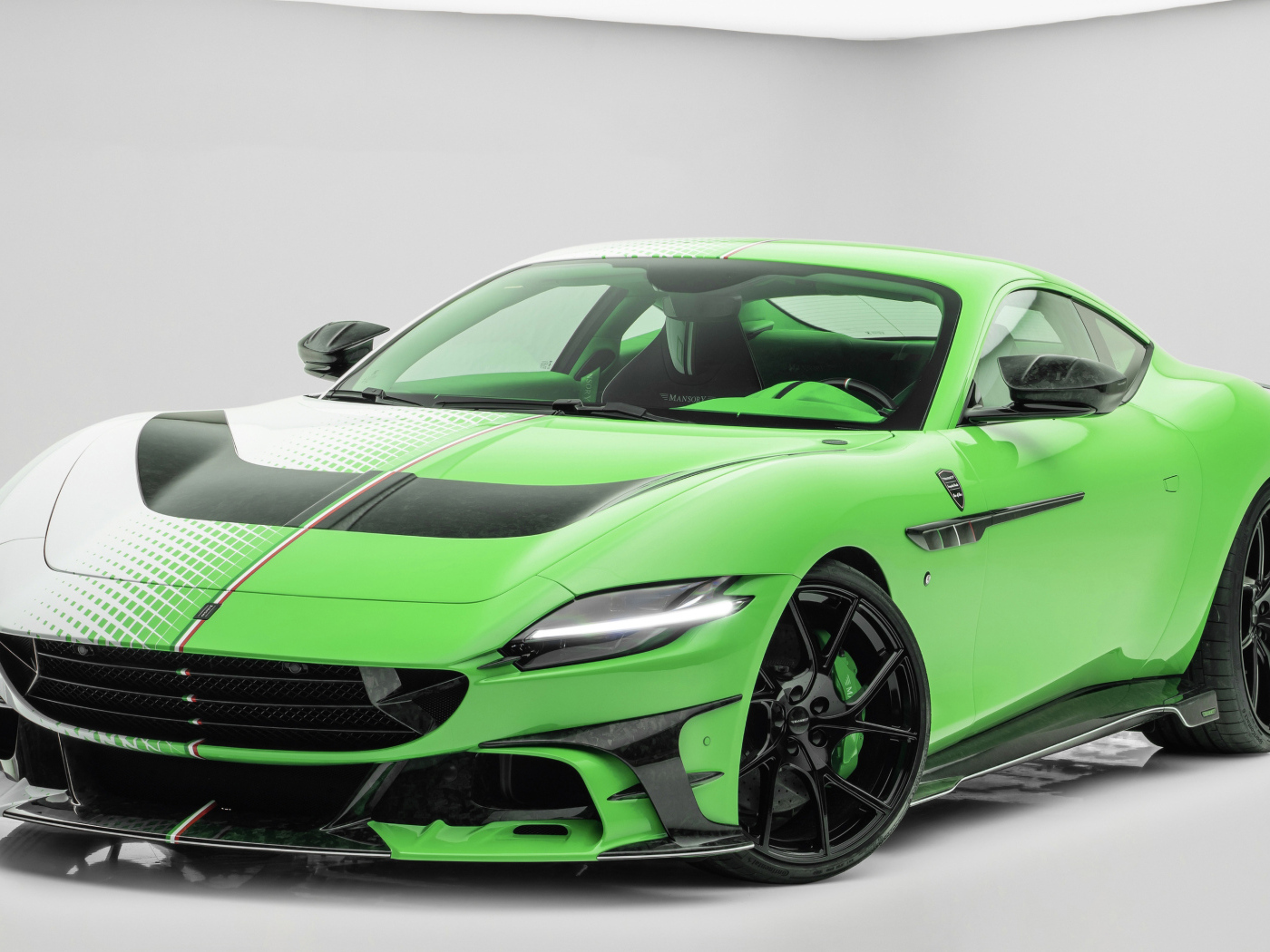 Зеленый автомобиль Mansory Tempesta Verde Ferrari Roma