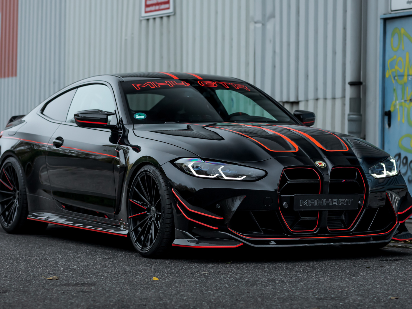 Автомобиль Manhart MH4 GTR II 2022 стоит у гаража